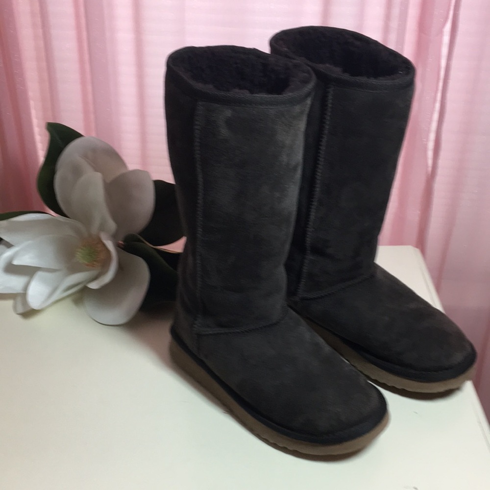 Tall dark brown sheepskin boots size 6
